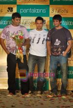 Madhavan, Aamir Khan, Sharman Joshi at Pantaloons 3 Idiots fashion show in Phoneix Mill on 4th Dec 2009 (8).JPG